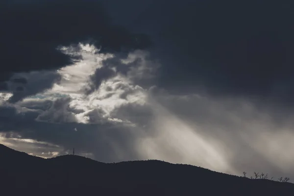 Товсті Штормові Хмари Над Горами Інтенсивними Променями Сонця Які Пробиваються — стокове фото