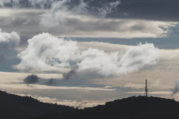 Densas Nuvens Tempestuosas Sobre Montanhas Com Intensa Luz Solar Atingindo — Fotografia de Stock