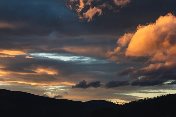 Céu Por Sol Com Nuvens Cor Rosa Laranja Sobre Montanhas — Fotografia de Stock