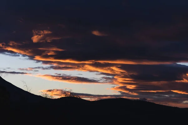 Západ Slunce Obloha Růžovými Oranžovými Mraky Nad Horami Střílel Tasmánii — Stock fotografie