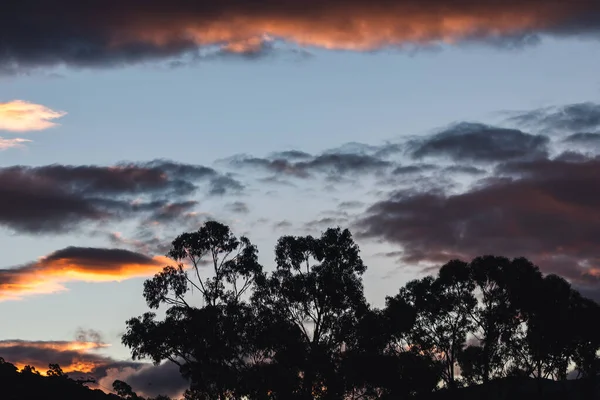 Ciel Couchant Avec Des Nuages Roses Orangés Sur Les Montagnes — Photo