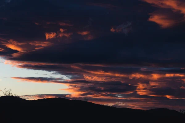 Ηλιοβασίλεμα Ουρανό Ροζ Και Πορτοκαλί Σύννεφα Πάνω Από Βουνά Πυροβόλησε — Φωτογραφία Αρχείου
