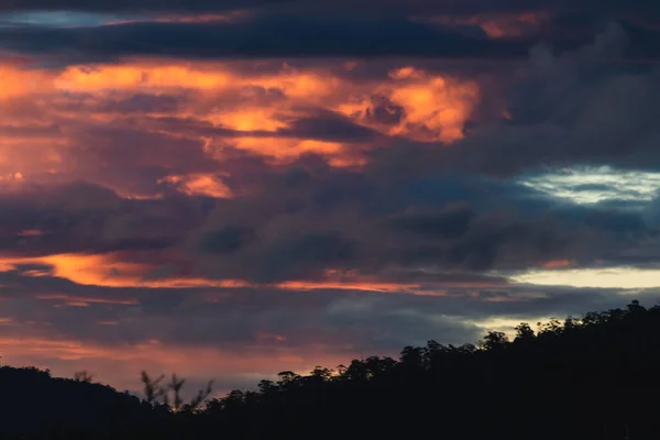 Céu Por Sol Com Nuvens Cor Rosa Laranja Sobre Montanhas — Fotografia de Stock