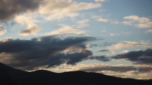冬にオーストラリアのタスマニアで撮影された山と厚さのある植生の上を流れる雲と一日の経過 — ストック動画