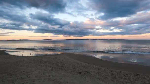 澳大利亚塔斯马尼亚南部的原始海滩上 夕阳西下 五彩斑斓的云彩映照在太平洋上空 没有人在冬季拍摄 — 图库视频影像