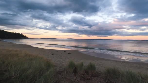 Pôr Sol Praia Intocada Sul Tasmânia Austrália Com Nuvens Coloridas — Vídeo de Stock