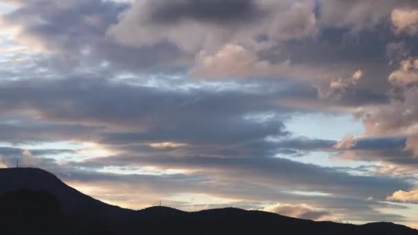 Timelapse Crepúsculo Pôr Sol Com Nuvens Sobre Montanhas Filmadas Tasmânia — Vídeo de Stock