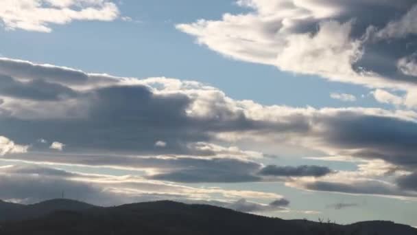 Zeitraffer Des Tages Vergeht Und Wolken Wälzen Sich Über Die — Stockvideo