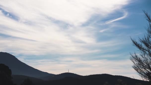 Проминаючи День Хмари Кружляють Над Горами Взимку Тасманії Австралія Вирубується — стокове відео