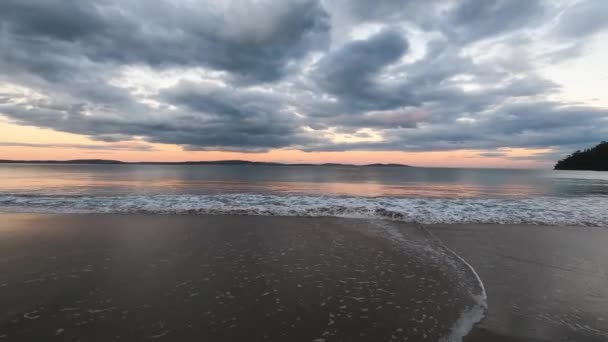 Pôr Sol Praia Intocada Sul Tasmânia Austrália Com Nuvens Coloridas — Vídeo de Stock