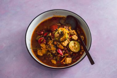 Akdeniz sebzeli vejetaryen yahnisi fasulye ve patates, sağlıklı bitki temelli yemek tarifleri.