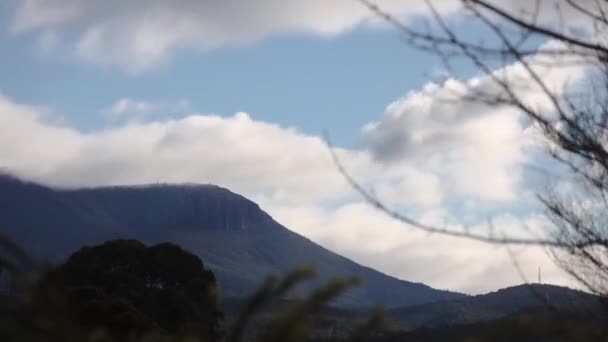 在澳大利亚塔斯马尼亚 一天又一天的时间过去了 云彩在山上翻滚 茂密的植被在冬季被射中 — 图库视频影像