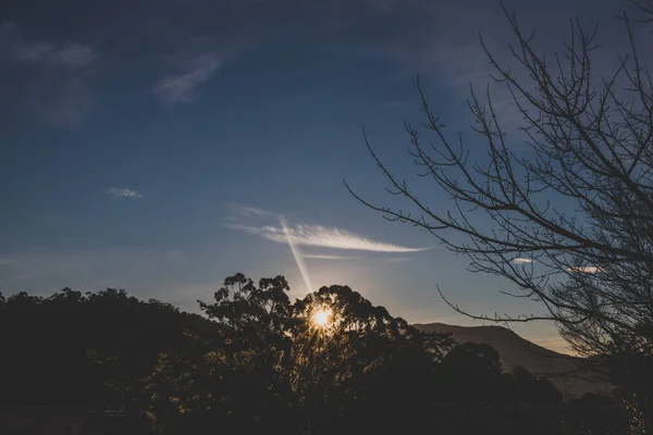 Güneş Alacakaranlıklarıyla Kış Alacakaranlığı Yoğun Dinamik Aralıklarla Dağları Tazmanya Avustralya — Stok fotoğraf