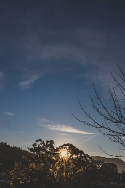 Güneş Alacakaranlıklarıyla Kış Alacakaranlığı Yoğun Dinamik Aralıklarla Dağları Tazmanya Avustralya — Stok fotoğraf