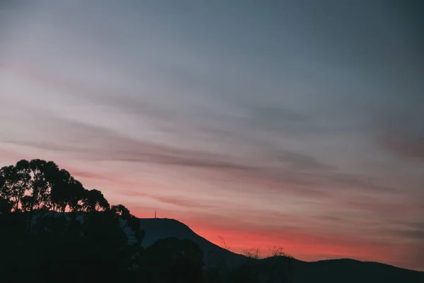 Зимовий Захід Інтенсивними Кольорами Над Горами Густою Рослинністю Знятою Тасманії — стокове фото