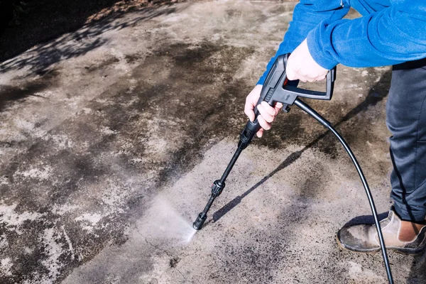 Yüksek basınçlı temizleyici arka bahçesi ya da garaj yolu beton döşeme, DIY konsepti ve ev geliştirme