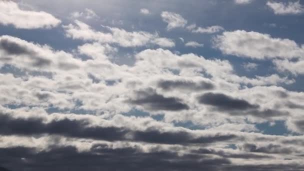 Timelapse Belas Formações Nuvens Movendo Rapidamente Céu Final Tarde Pouco — Vídeo de Stock