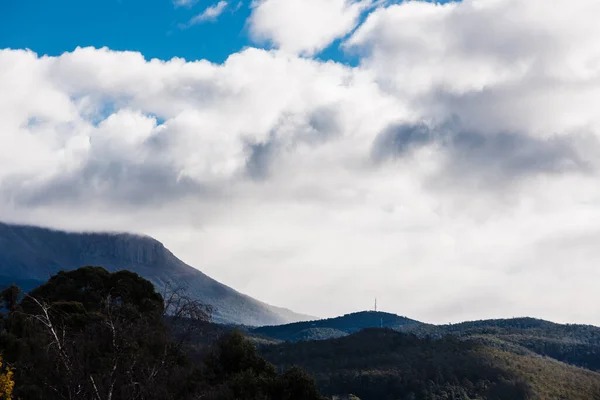 오스트레일리아 태즈메이니아 과산을 구름은 겨울에 사격하였다 — 스톡 사진