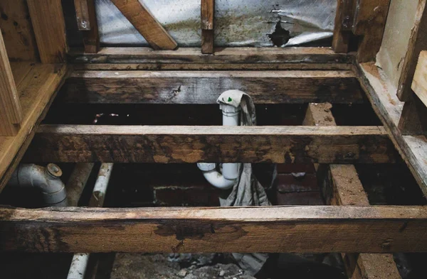 Estrutura Piso Exposto Com Treliças Madeira Durante Renovação Chuveiro Conceito — Fotografia de Stock