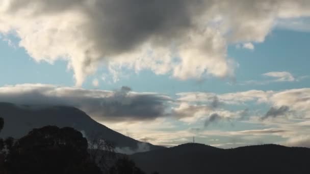 Günbatımının Zamanı Dağların Üzerinde Yuvarlanan Bulutlar Tazmanya Avustralya Kışın Çekilen — Stok video