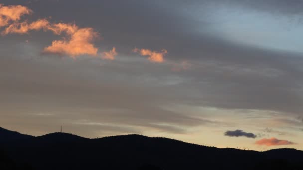 オーストラリアのタスマニアで冬に撮影された厚い植生と山の上を雲が転がるタイムラプスの日没 — ストック動画