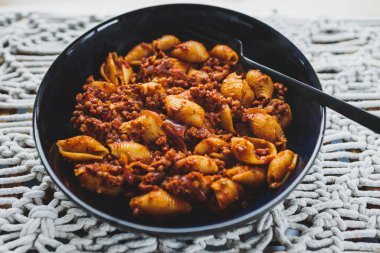 Vegan mercimek bolonez kabuklu makarna, sağlıklı bitki temelli yemek tarifleri.