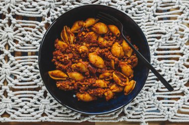 Vegan mercimek bolonez kabuklu makarna, sağlıklı bitki temelli yemek tarifleri.