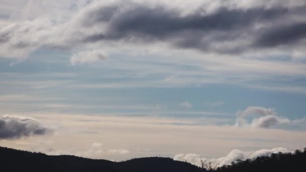 Tijdapsis Van Wolkenvorming Komen Gaan Een Stormachtige Hemel Opgenomen Winter — Stockvideo