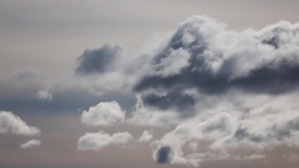 Kışın Fırtınalı Bir Gökyüzüne Girip Çıkan Bulutların Zamanı — Stok video