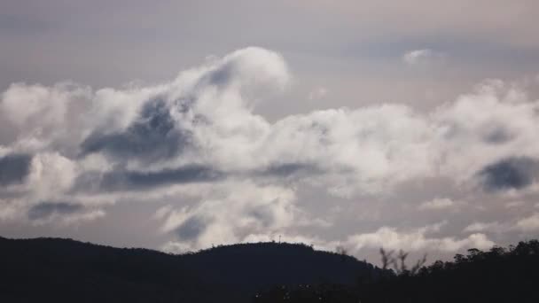 Felhők Időapálya Formálódik Viharos Égbolton Télen Hegyekkel Dombokkal Előtérben — Stock videók