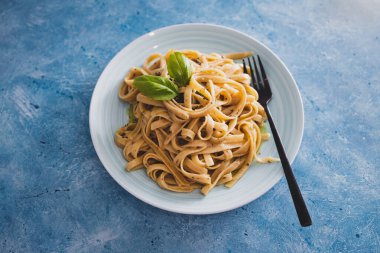 Limon soslu ve biberli vejetaryen fettuccini makarna, sağlıklı bitki temelli yemek tarifleri.