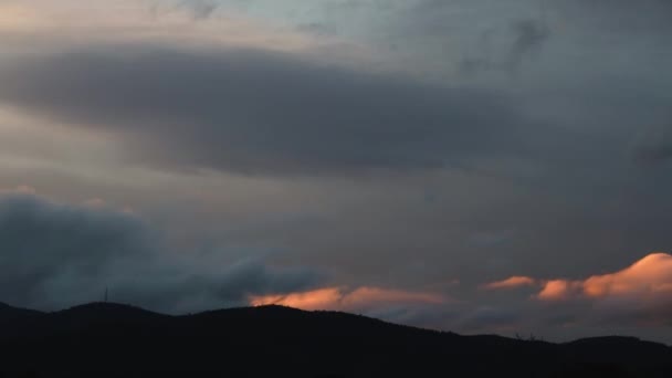 Timelapse Solnedgang Vender Til Nat Skyer Rullende Bjergene Tyk Vegetation – Stock-video