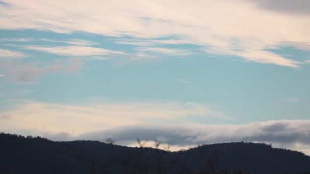 Tijdspanne Van Dag Passeren Wolken Rollen Bergen Dikke Vegetatie Schot — Stockvideo