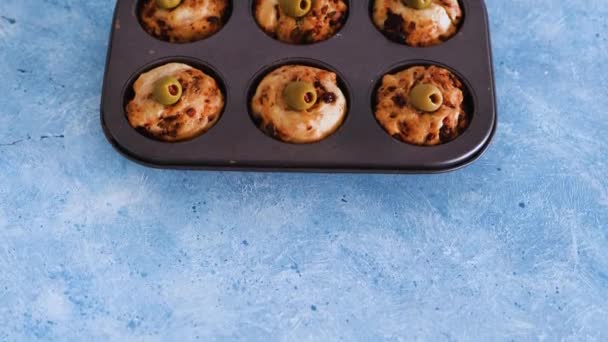 Vegane Focaccia Herzhafte Muffins Mit Getrockneten Tomaten Und Oliven Blech — Stockvideo