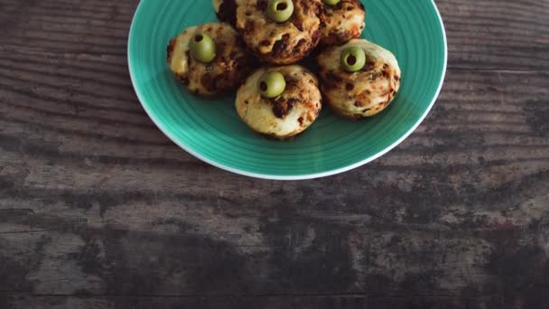 Focaccia Vegan Bolos Salgados Com Tomates Secos Sol Azeitonas Servidas — Vídeo de Stock