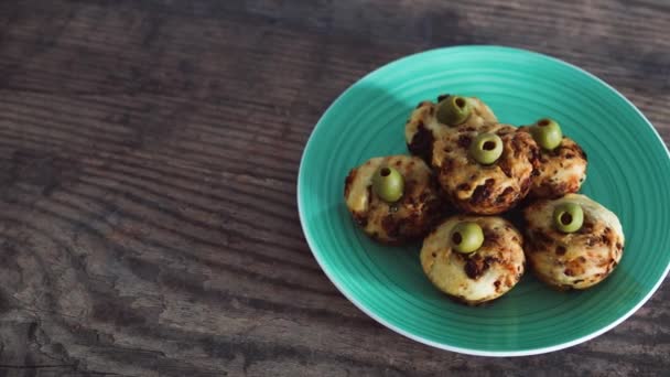 Vegan Focaccia Pikantní Muffiny Sušenými Rajčaty Olivami Podávané Zeleném Talíři — Stock video