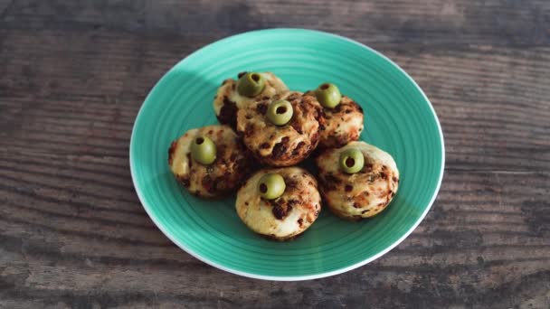 Vegan Focaccia Pikantní Muffiny Sušenými Rajčaty Olivami Podávané Zeleném Talíři — Stock video