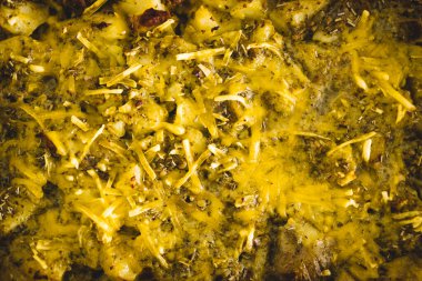 Vejetaryen fırını pesto soslu haşlanmış patates ve bitki bazlı peynir, sağlıklı bitki bazlı yemek tarifleri.