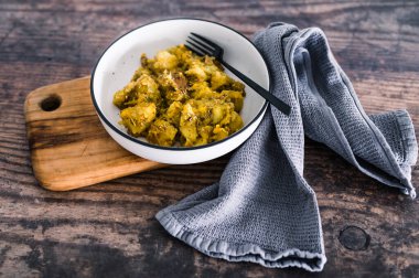 Vejetaryen fırını pesto soslu haşlanmış patates ve bitki bazlı peynir, sağlıklı bitki bazlı yemek tarifleri.