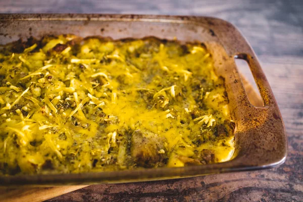 Vegane Ofen Gebackene Kartoffeln Mit Pesto Sauce Und Pflanzlichem Käse — Stockfoto