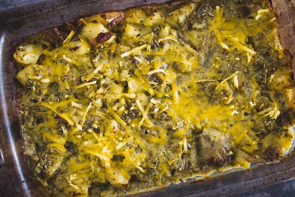 Forno Vegano Patate Schiacciate Forno Con Salsa Pesto Formaggio Base — Foto Stock