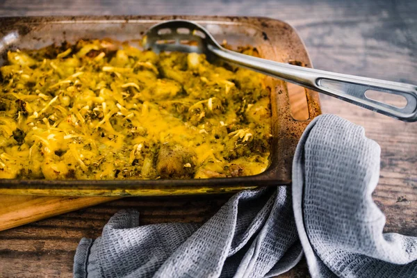 Vegane Ofen Gebackene Kartoffeln Mit Pesto Sauce Und Pflanzlichem Käse — Stockfoto