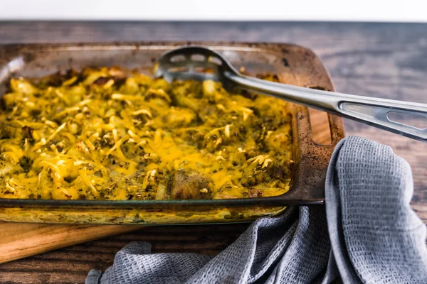 Vegane Ofen Gebackene Kartoffeln Mit Pesto Sauce Und Pflanzlichem Käse — Stockfoto