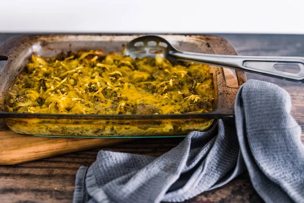 Forno Vegano Patate Schiacciate Forno Con Salsa Pesto Formaggio Base — Foto Stock