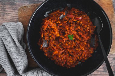 Domates soslu vejetaryen patlıcan mercimek ve kişniş, sağlıklı bitki temelli yemek tarifleri.