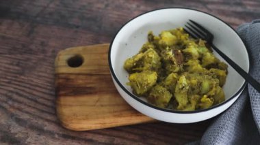 Vejetaryen fırını pesto soslu haşlanmış patates ve bitki bazlı peynir, sağlıklı bitki bazlı yemek tarifleri.