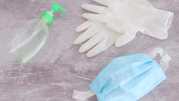 Covid 19疫苗竞赛和流行后的生活 返回到正常状态 在一次性手套 手部清洁剂和面罩的旁边附有安培疫苗 — 图库视频影像