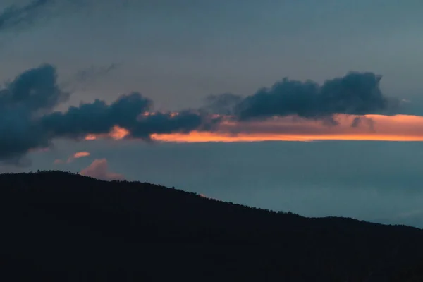 Nuvens Pôr Sol Rosa Sobre Montanhas Vegetação Espessa Tiro Tasmânia — Fotografia de Stock