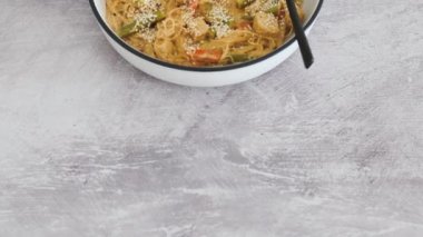 Fıstık ezmesi soslu vegan Thai stiry kızartması ve susam tohumlu vermicelli şehriye, sağlıklı bitki temelli yemek tarifleri.