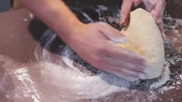 Chef Masculin Pétrissant Pain Végétalien Fait Maison Avec Farine Lait — Video